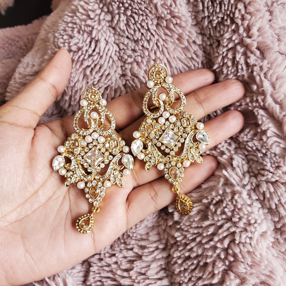 Earring - Picture 1 of 2